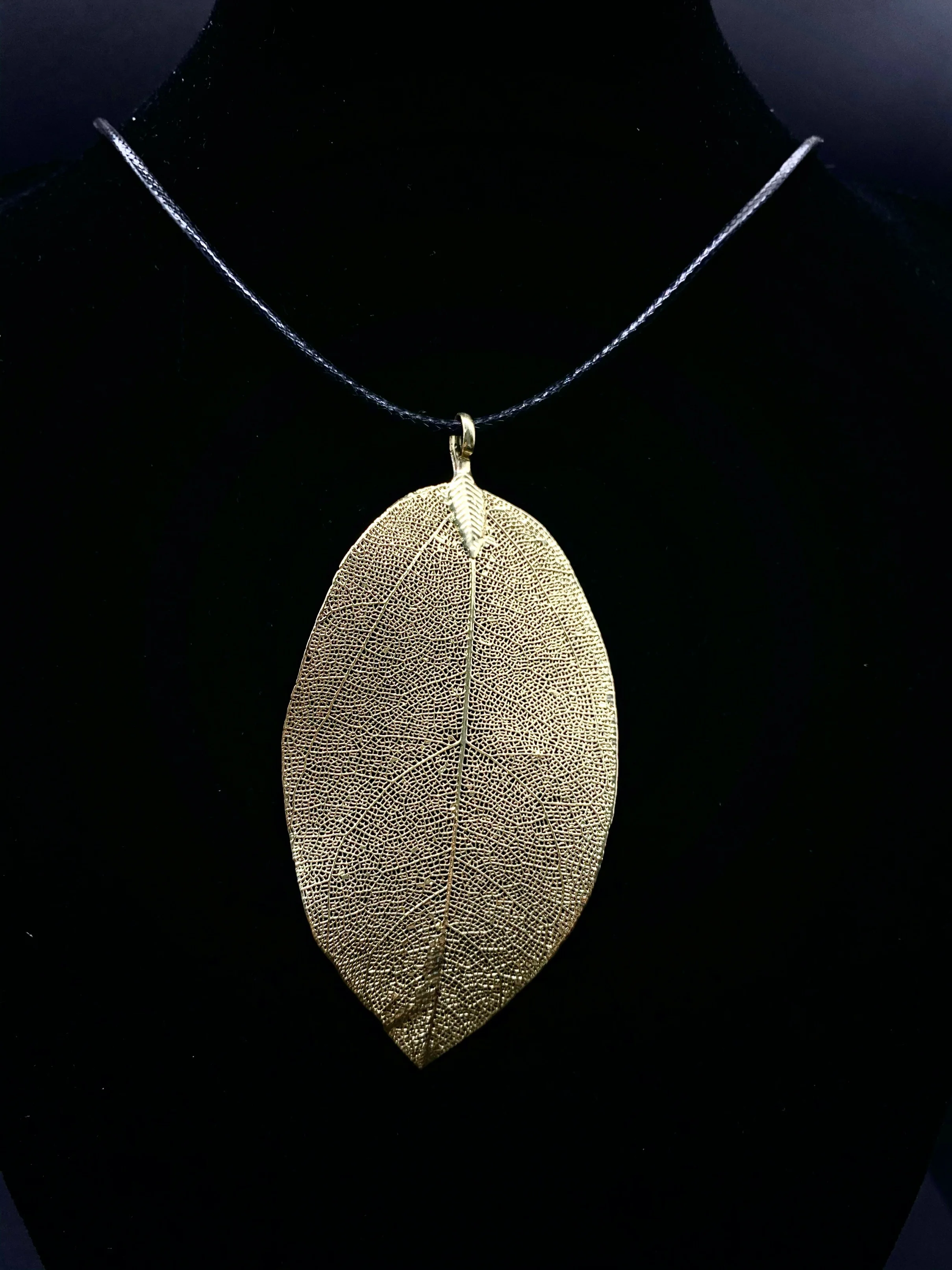 

Simple and generous ladies 18K gold leaf necklace winter sweater necklace decoration pendant necklace boutique jewelry