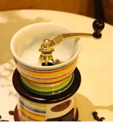 Prezzo Mini Macinacaffè Portatile Manovella In Ceramica Facile Da Pulire Pratico Macinacaffè Per La Casa Strumenti Da Cucina Makinesi BE50CG