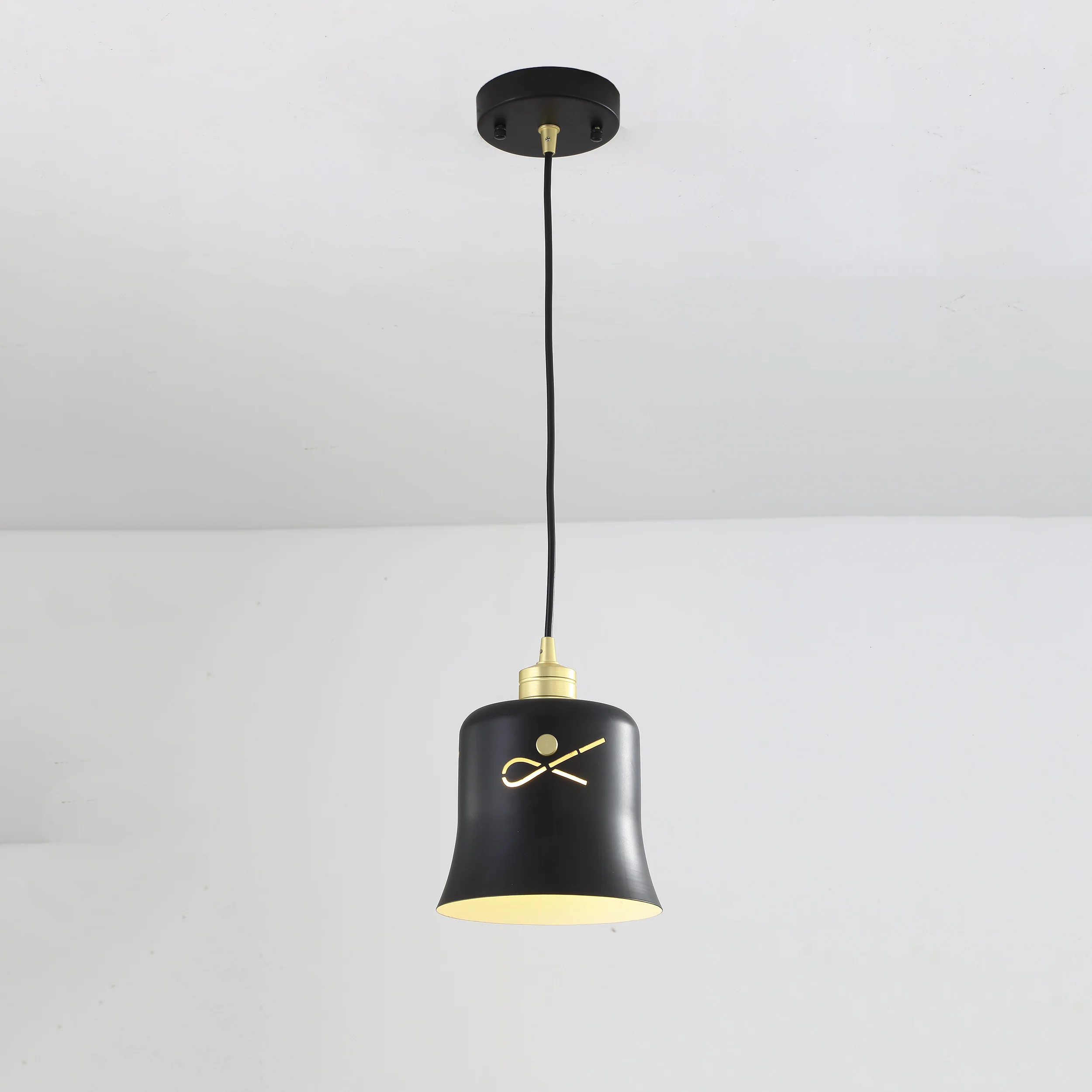 Простой железный подвесной светильник в стиле лофт лампа скандинавском с черным