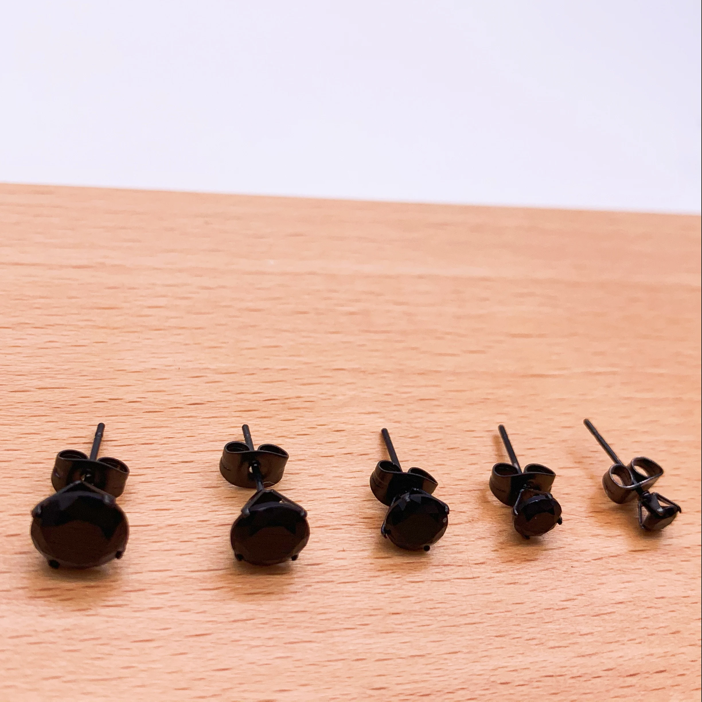 Классические мини 4-8 мм очаровательные черные серебряные женские серьги в форме алмаза с четырьмя зубцами, предохраняющие от аллергии украшения для ушей.