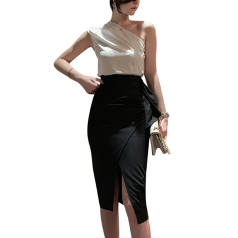 Костюм из двух предметов белая рубашка без рукавов на одно плечо и юбка карандаш