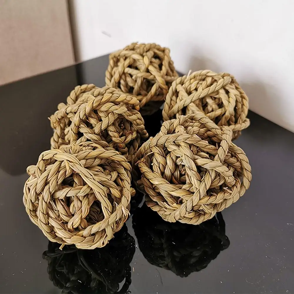 Шар из натуральной травы с колокольчиком мелких домашних животных жевать