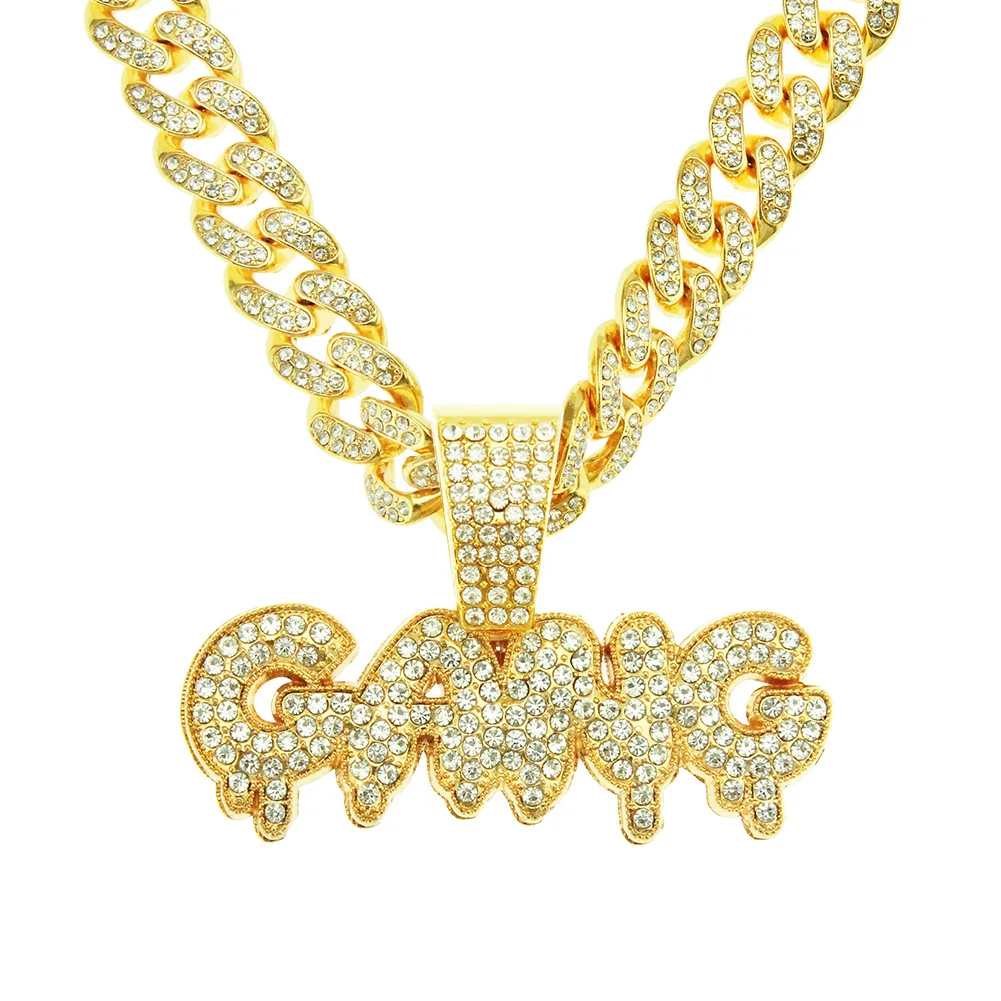 

Ожерелье с кулоном в виде букв с бриллиантами