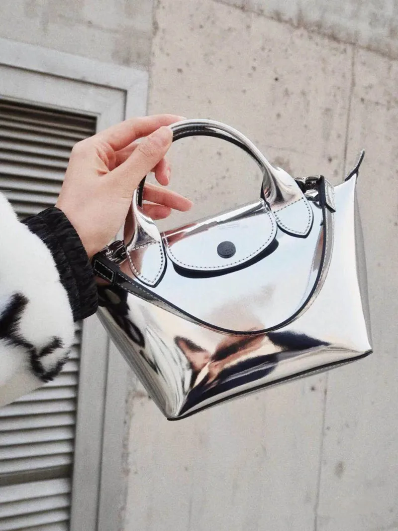 

Leather Mirror 2021 New Christmas Limited Silver Patent Leather Dumpling Bag Joker Shoulder Messenger Bag Female Designer Bag