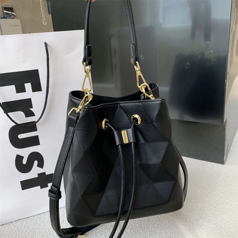 

2021 New Fashion High Quality Leather Diamond Geometric Bucket Bag Messenger Bag Single Shoulder Bag Luxury Designer Cc Sac Main