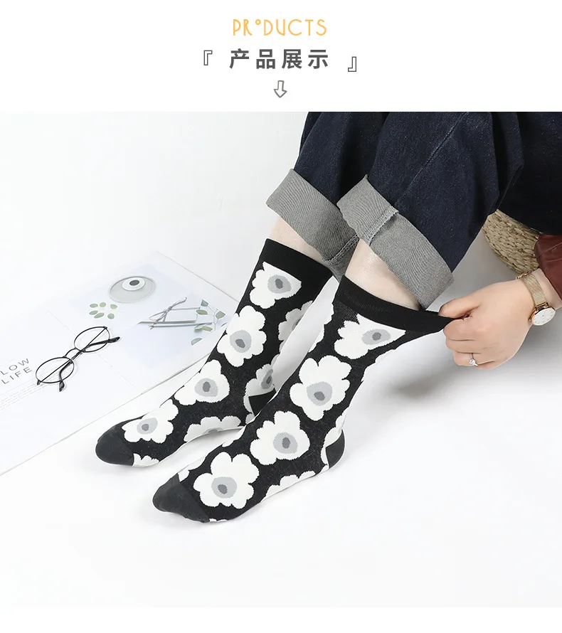 

Korean Big Flower Retro Tube Socks Ins Tide Girl Student Sweet Cute Harajuku Socks Women Street Fashion Cotton Black White Socks