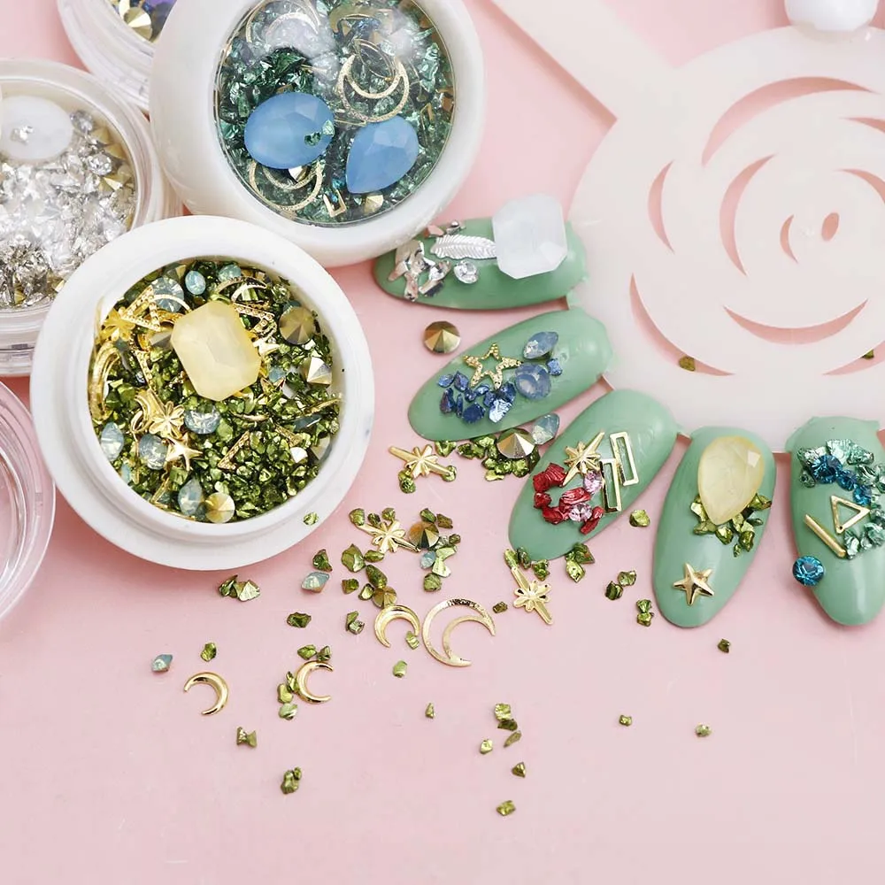 Коробка из нескольких аксессуаров смешанных с аксессуарами для дизайна ногтей