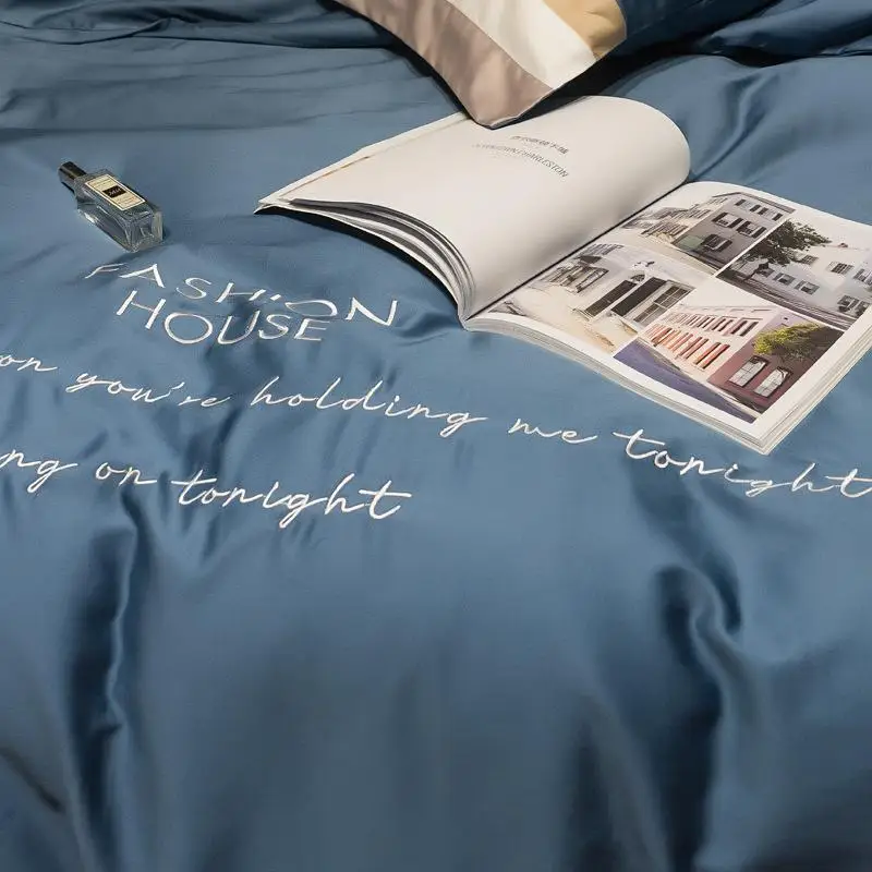 Комплект постельного белья из египетского хлопка высокого качества с вышивкой, сатиновым блеском и легким роскошным дизайном, включающий наволочки и простыню.