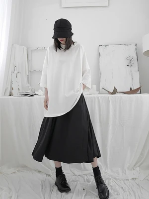 Женская короткая футболка с круглым вырезом черная длинная большого размера