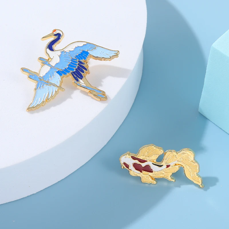 

Crane Koi Fish Enamel Pin Brooch Fly In Sky Brooches for Women Elegant Pins Party Wedding Jewelry Gift for Friends Wholesale