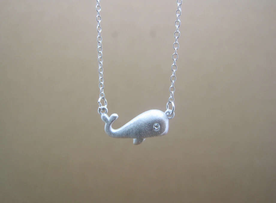 Одним из видов искусственных серебряных ожерелий с дельфинами используя