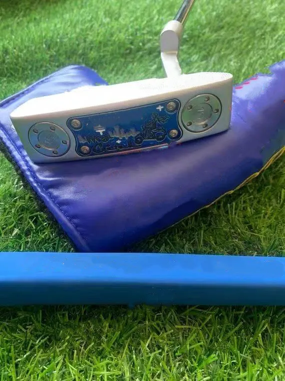 

Brand new right hand putter with logo and headgear