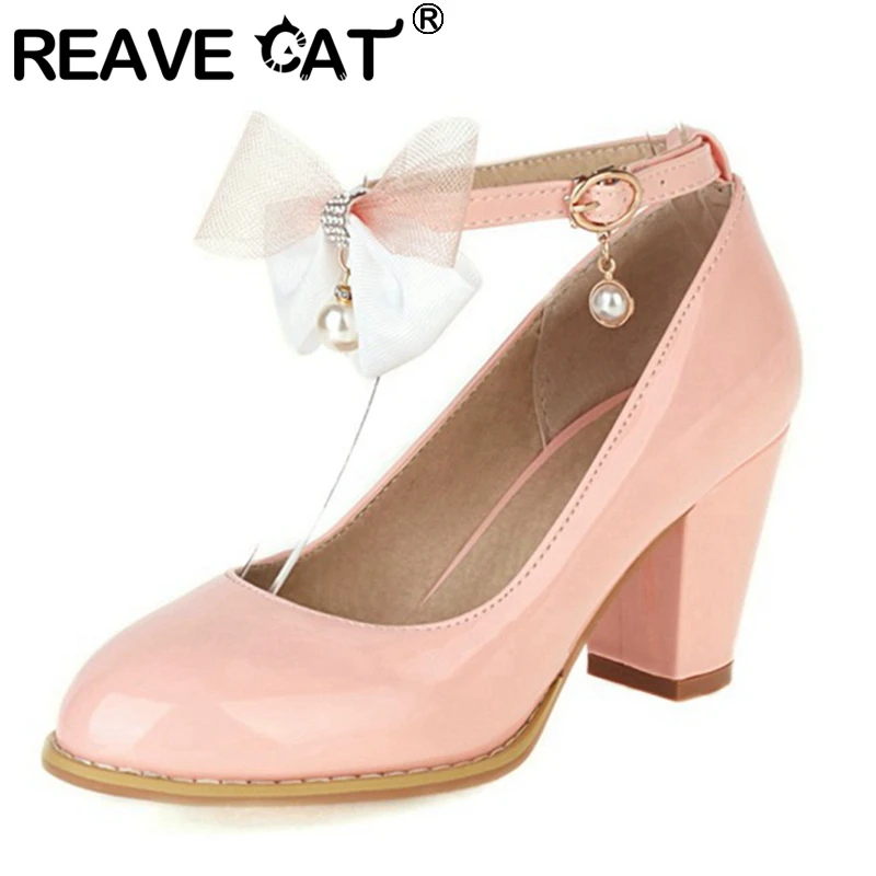 

REAVE CAT/Новинка 2021 женские туфли-лодочки, круглый носок 7 см на плоском квадратном каблуке; Лакированная кожа с пряжкой в виде бантика, украшен...
