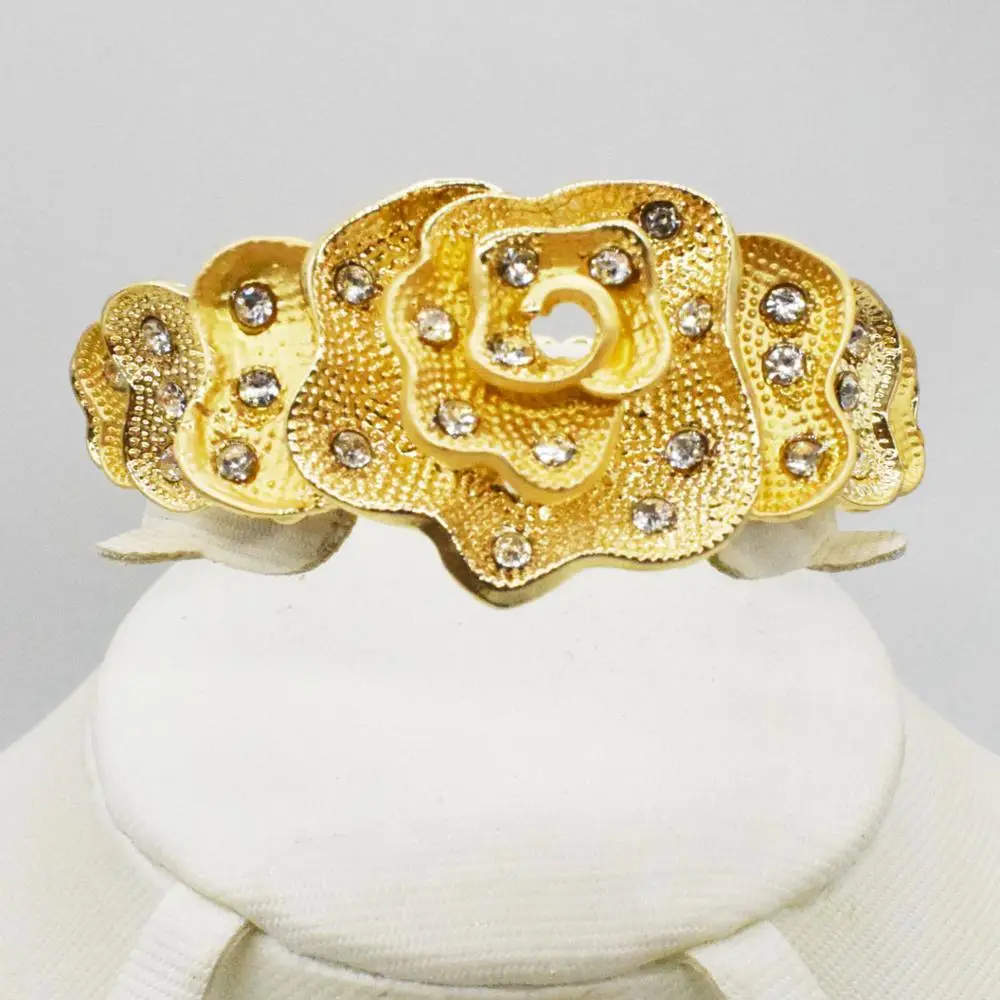 Комплект из колье и серёг золотистого цвета с африканскими бусинами | Украшения