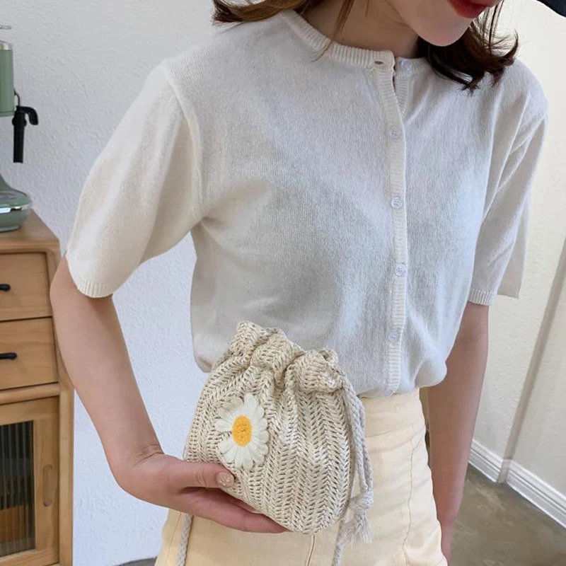 

Women Bucket Bag Daisy Embroidery Straw Weaven Summer Beach Bag Wild Style Crossbody Bags with Drawstring Mini Messenger Bags