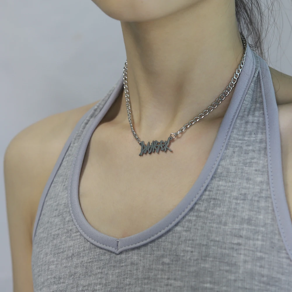 Изготовленный на заказ в готическом стиле шип с буквенным принтом старинном