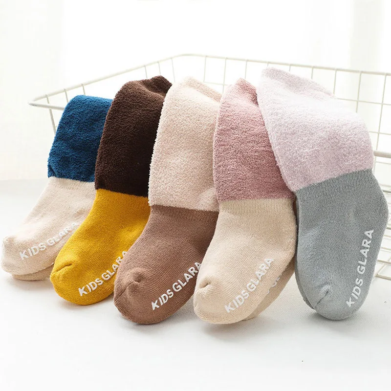 

Зимние утолщенные теплые мягкие плюшевые Разноцветные нескользящие носки на подошве для новорожденных лоскутные носки до колена для мален...