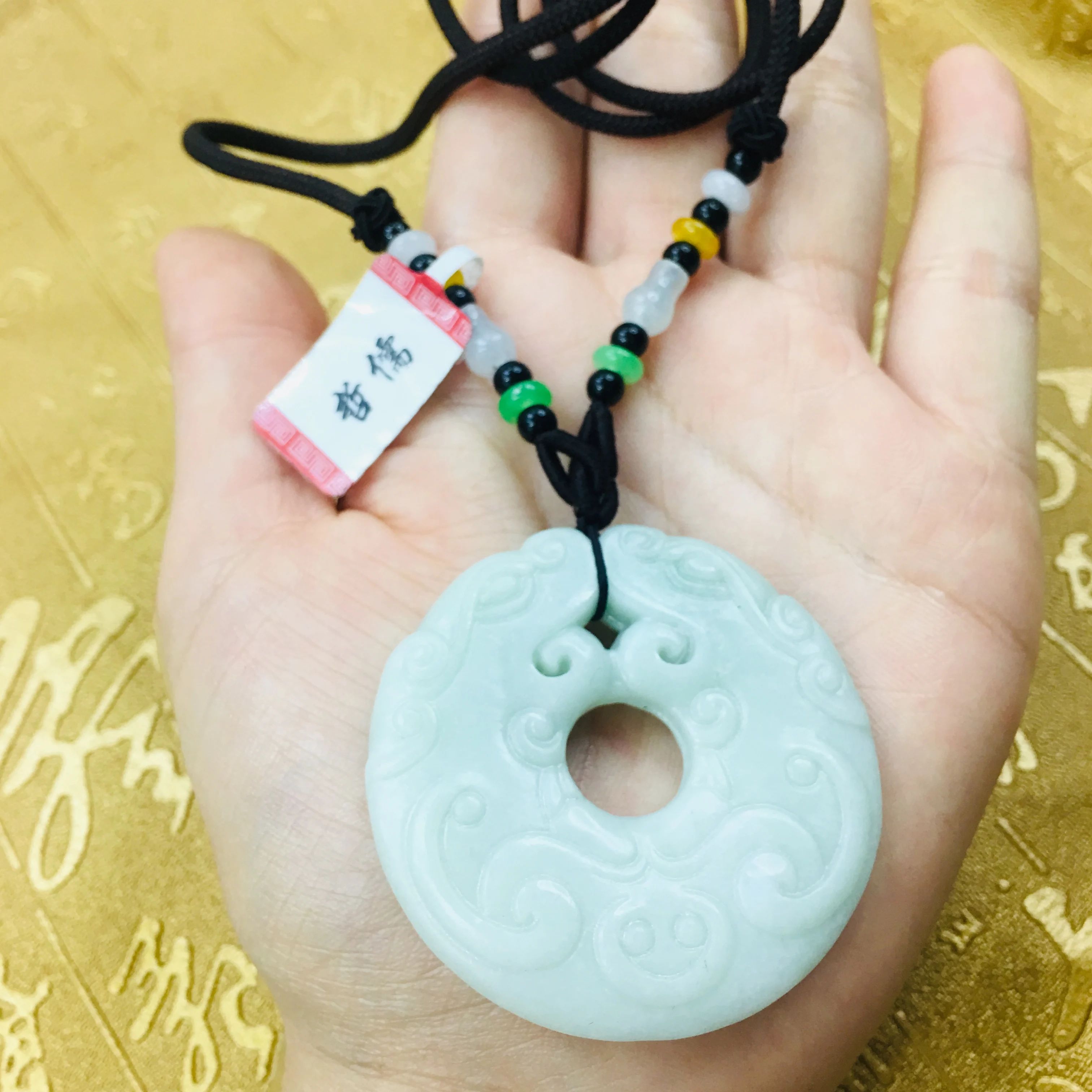 Отправить сертификат натуральный Guizhou Cui Jade кулон резной светло зеленый круглый