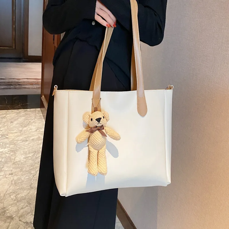 

Большие бежевые сумки на плечо для женщин, роскошная сумка-тоут из мягкой кожи, украшенная медведем, сумка через плечо, женская сумка-мессен...