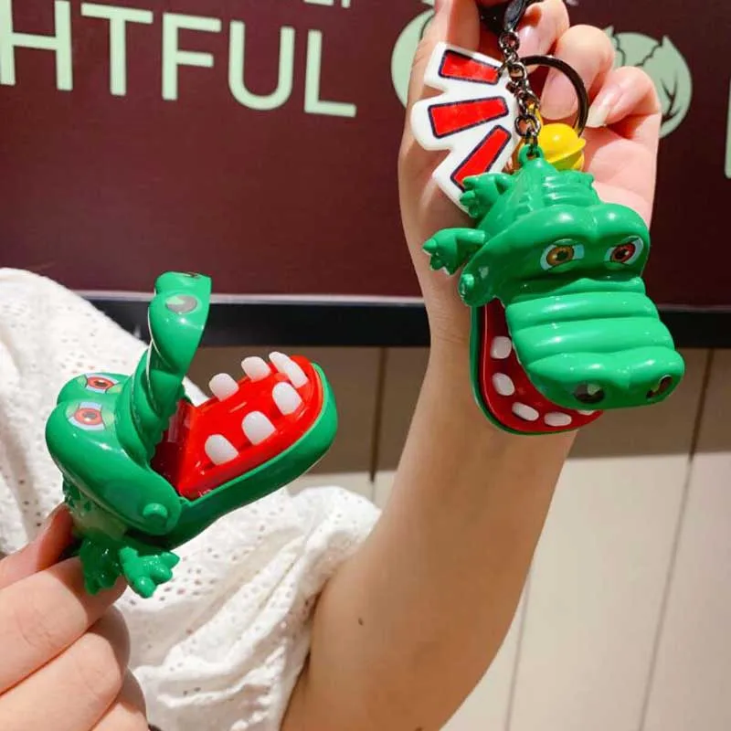 Милый мультяшный кусающий рукой крокодил тройной детской инновации брелок для