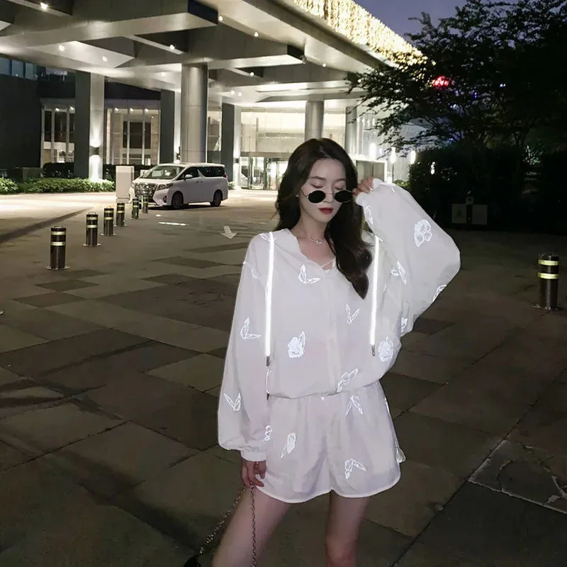 

Women Summer Sunscreen Suit Women 2021 New Reflective Butterfly Hooded Top With Wide-leg High Waist Shorts Women Two-piece Suits