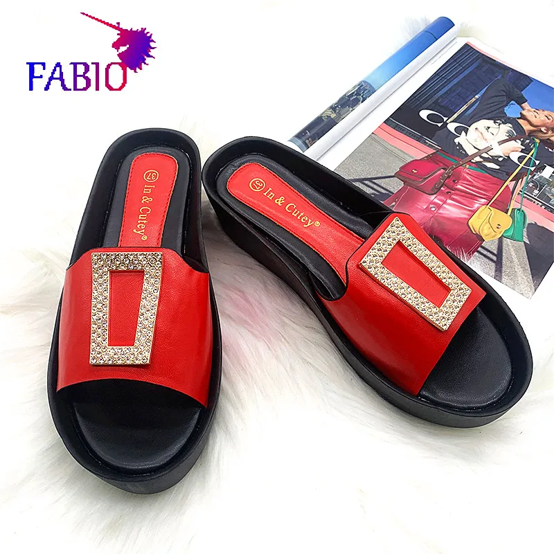 Самая популярная женская обувь 2020 года с квадратным металлическим украшением в