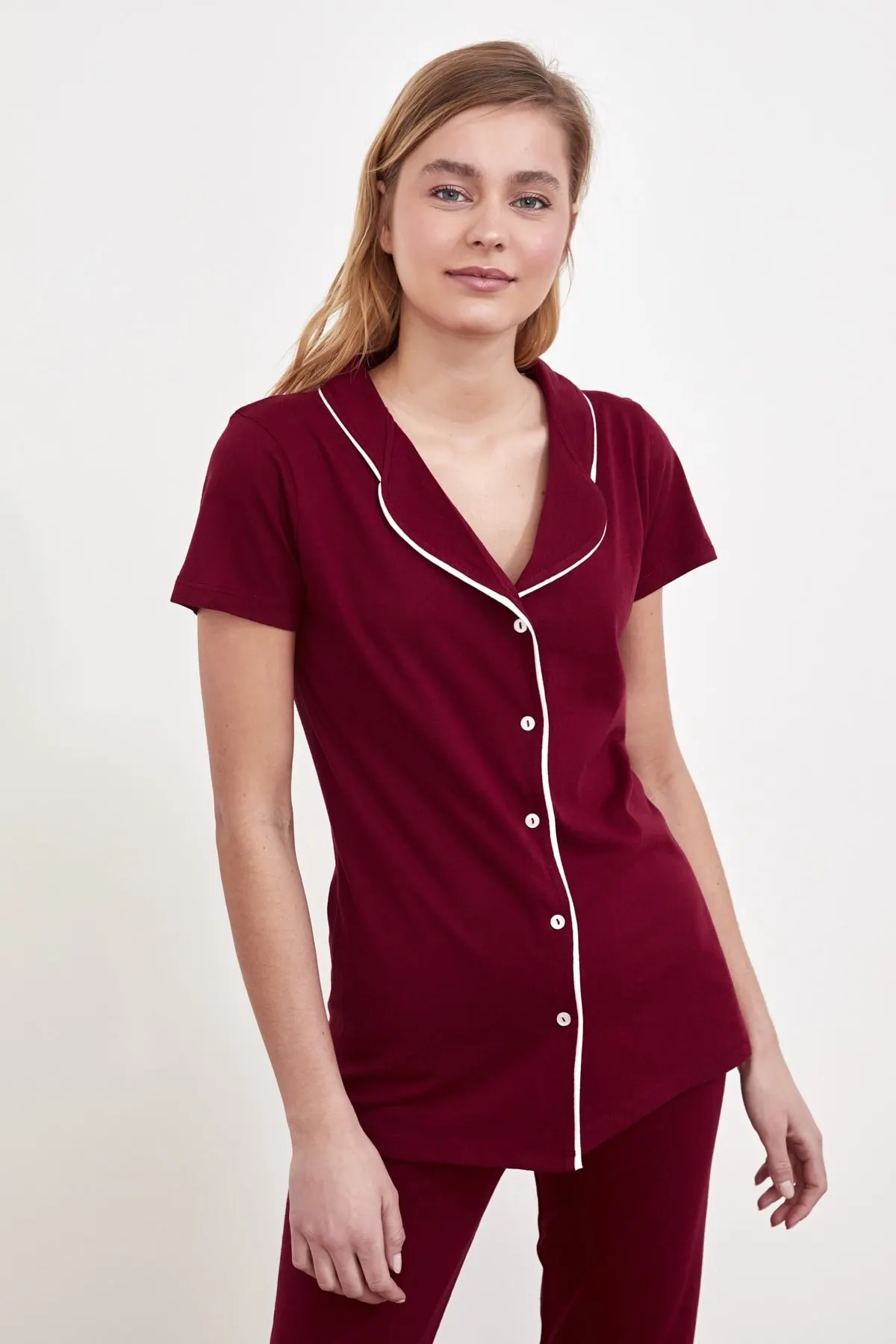 

Женский трикотажный пижамный комплект с принтом бордового цвета