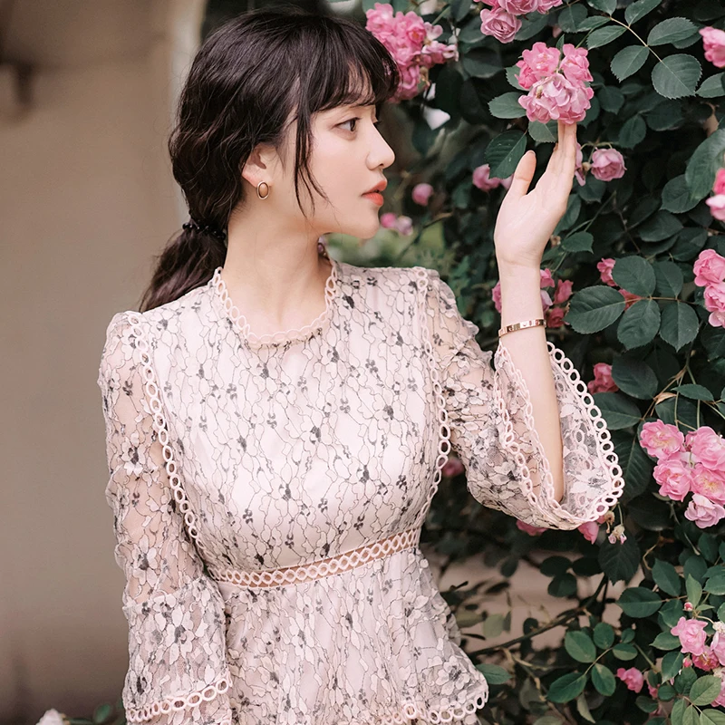 Женское длинное вечернее платье с каскадными оборками розовое кружевное