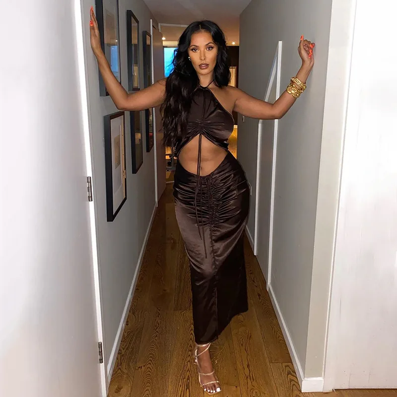 

Женское платье-макси с рюшами, открытой спиной и драпировкой