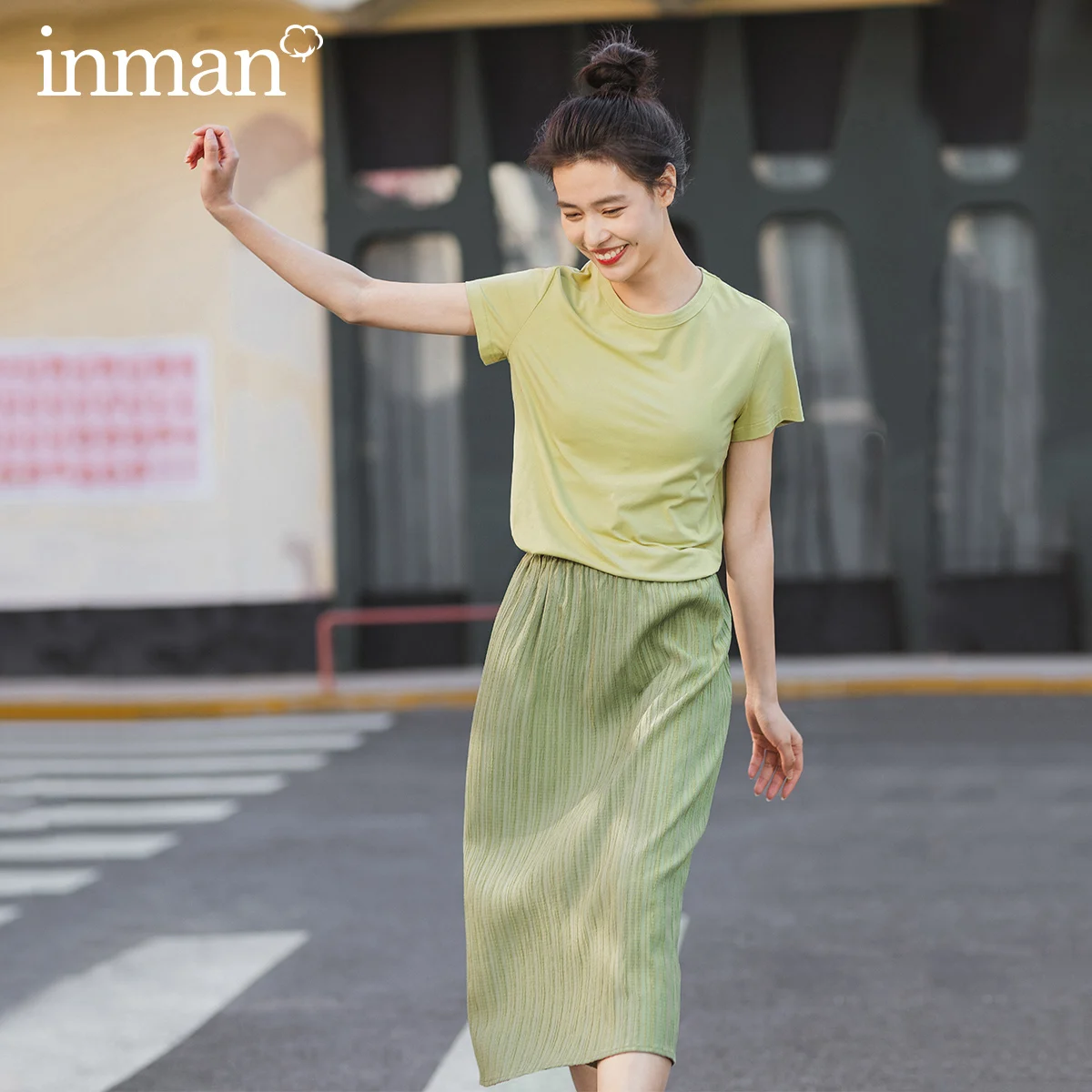 INMAN/Летняя футболка с короткими рукавами и круглым воротником драпированная юбка