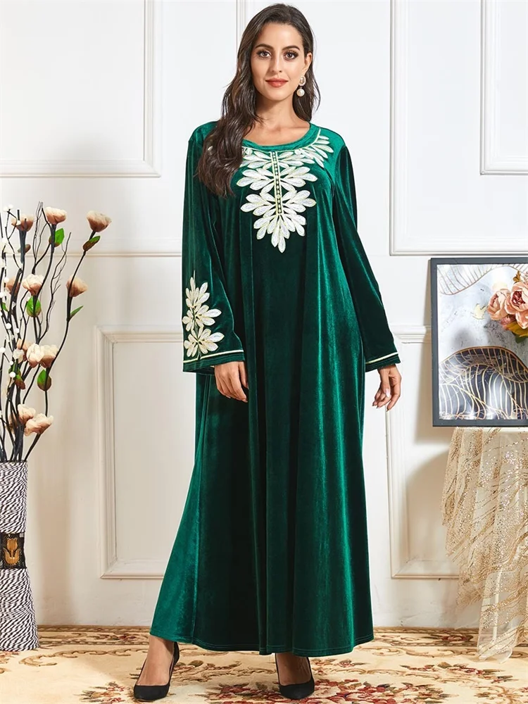 Бархатное платье-макси с длинным рукавом круглым вырезом и вышивкой | Женская