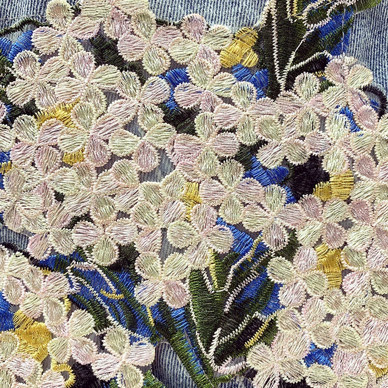 Женская джинсовая куртка-бомбер без рукавов с дырками и аппликацией | одежда