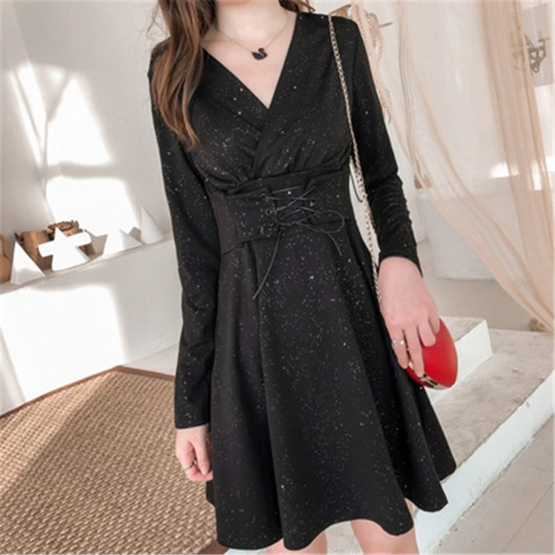 

Платье женское демисезонное с V-образным вырезом и блестками