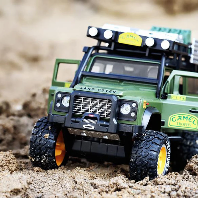 1:28 литая под давлением модель автомобиля Land Rovers Suv Металлический Игрушечный Автомобиль со звуком, подвесной светильник для детей, подарок для отслеживания