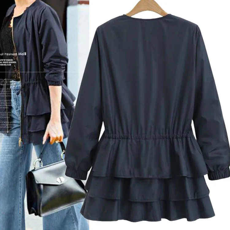 Женское длинное приталенное платье черное однотонное пальто с оборками ветровка