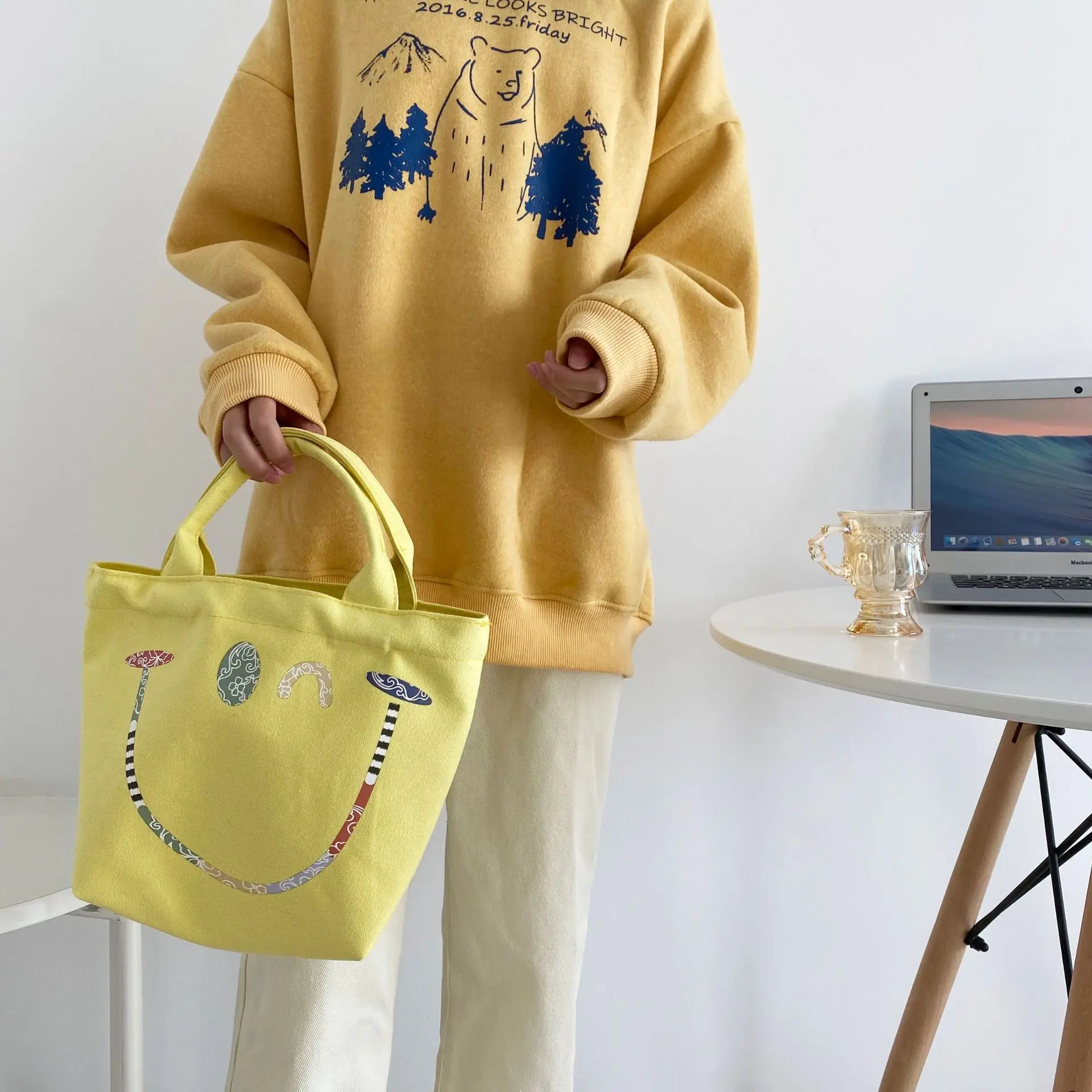 

2021 Small Fresh Sweet Auspicious Smiling Face Simple Shopping Travel Casual Canvas Handbag Bright Large-Capacity Economical