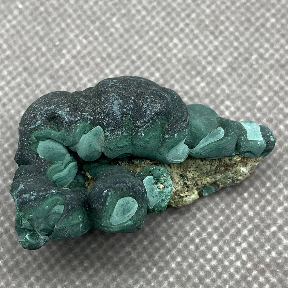 

Natural green malachite ornamental stone specimens come from China