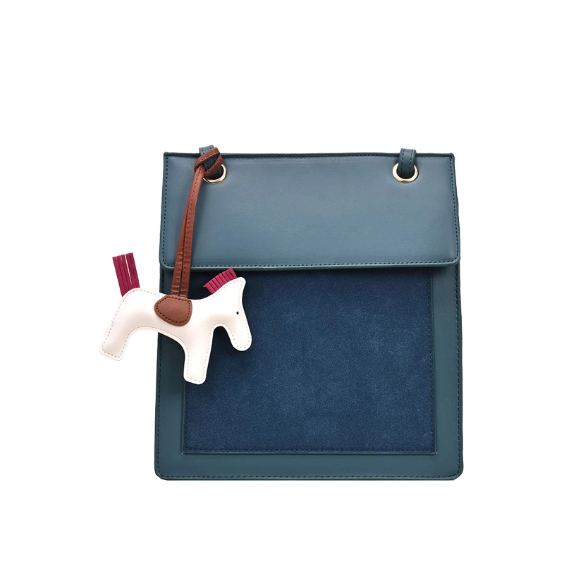 Женская кожаная сумка тоут с брелоком Стильная дизайнерская через плечо