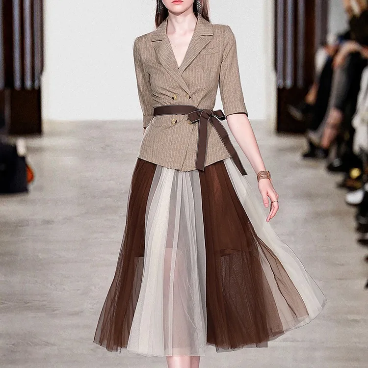 Подиумные модные весенние женские двубортные блейзеры цвета хаки в полоску с