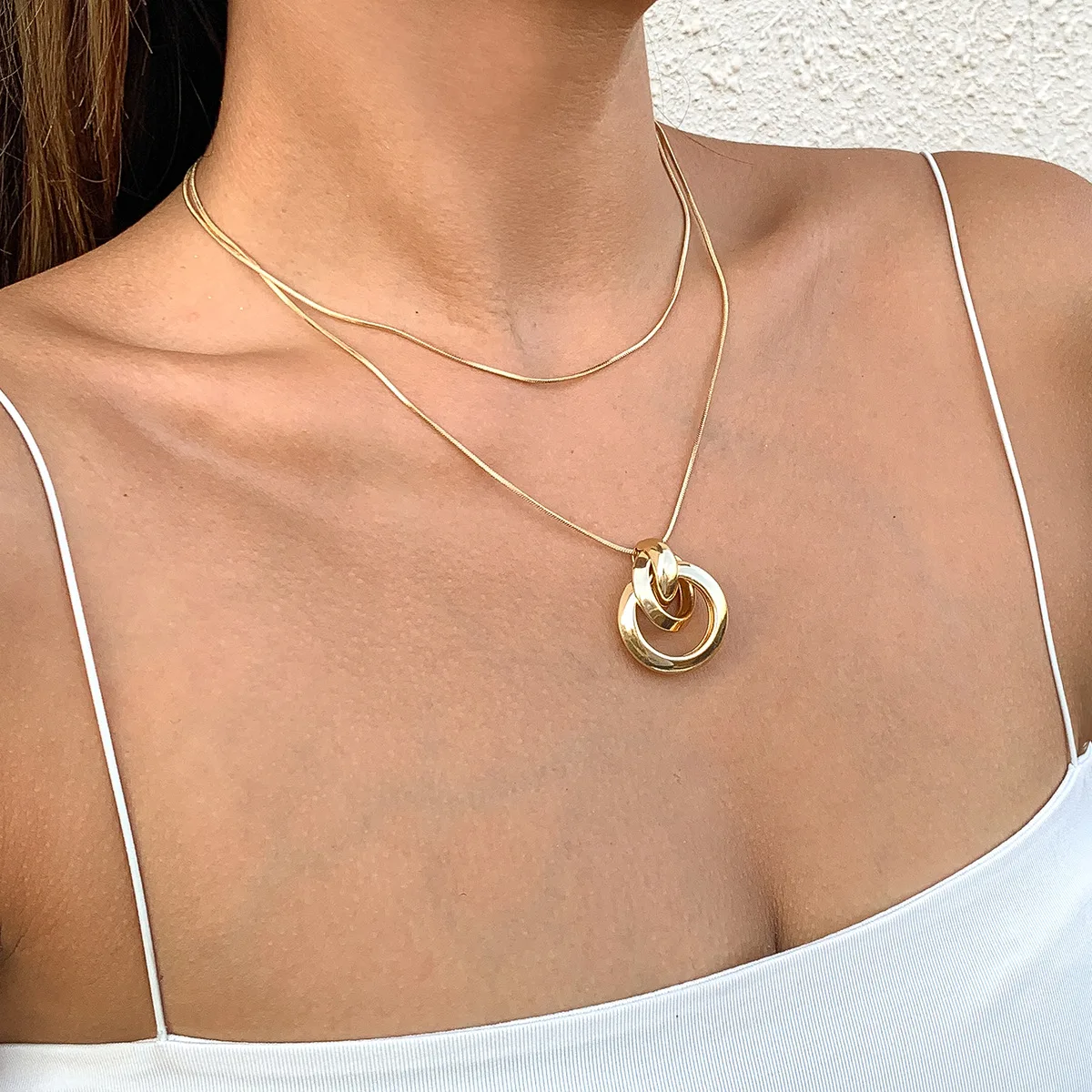 

Minimalism Gold Round Circle Twisted Pendant Snake Chains Necklace for Women Female Short Sweater Clavicle Gold Punk Necklace