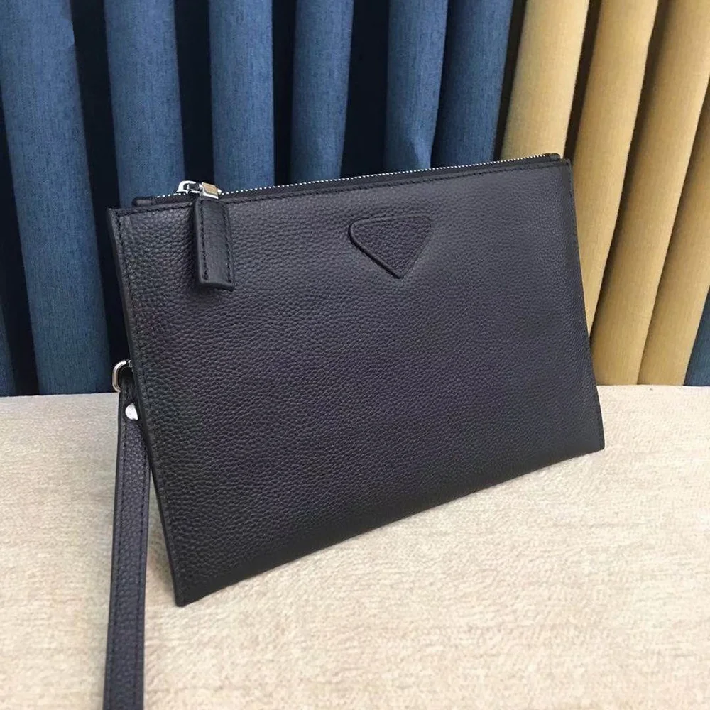 

Top-quality handbag cowhide super comfortable and soft, fine and perfect workmanship,large capacity space, casual high-end style