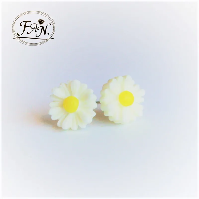 

2021 New INS Trendy Hot Sale Charming Lovely Cute White & Yellow Daisy Flower Fashion Small Stud Earrings for Girls Women Ladies