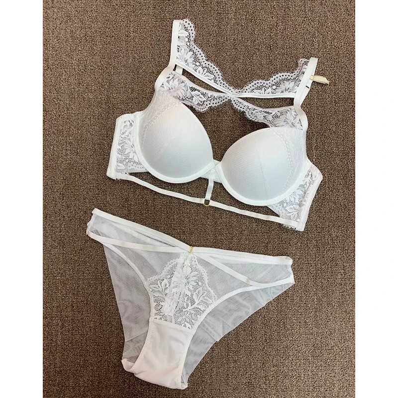 Комплект женского кружевного нижнего белья из бюстгальтера пуш-ап и трусиков |