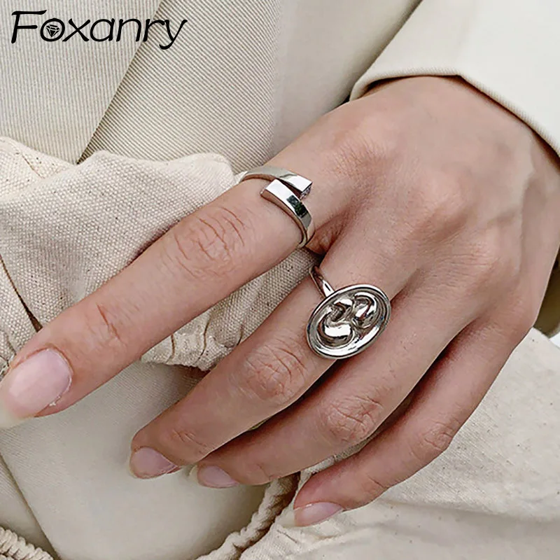 

Женское кольцо из серебра 925 пробы с фианитами