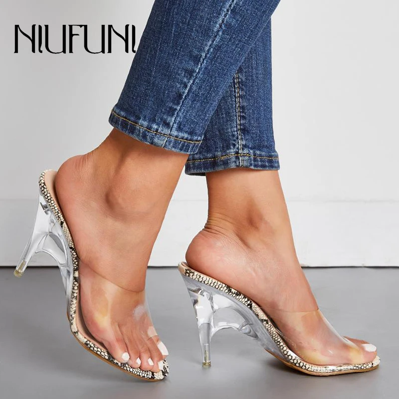 Пикантная обувь со змеиным узором на каблуке шпильке с украшением в виде