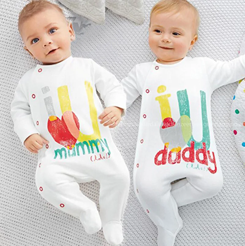 Детский комбинезон с длинными рукавами и надписью Love Mom and Dad осенний комплект