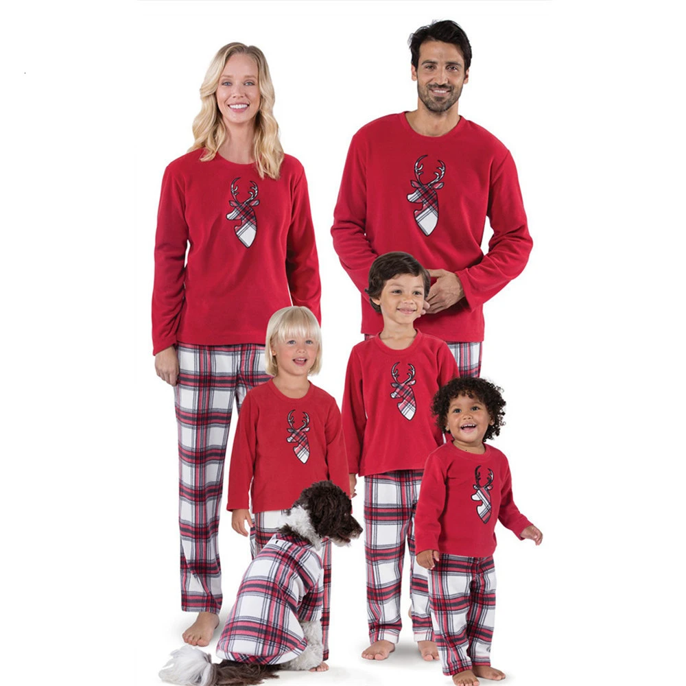 

Комплект одежды для семьи из двух предметов: теплый свитшот и брюки с принтом оленей для взрослых и мам