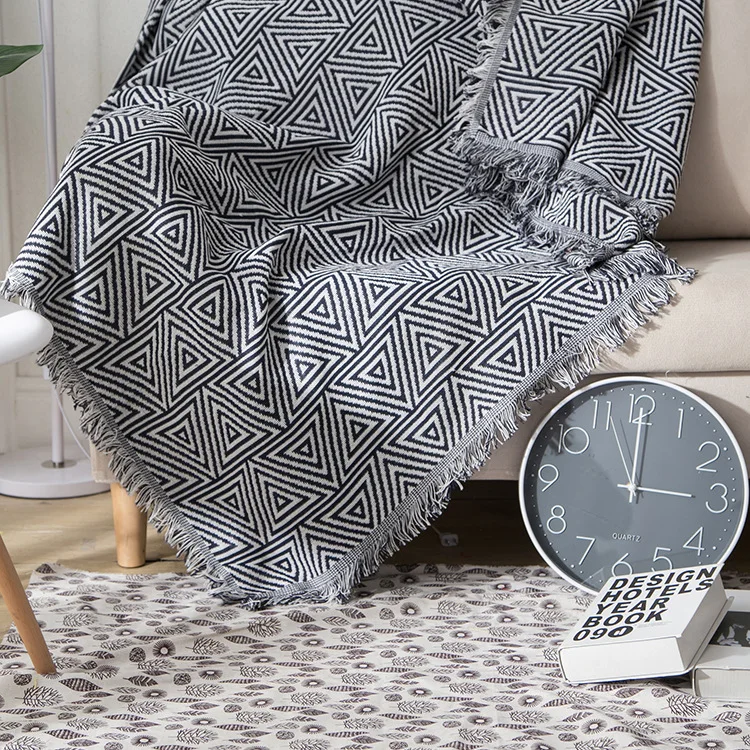 Многофункциональное трикотажное покрывало для дивана с геометрическим рисунком