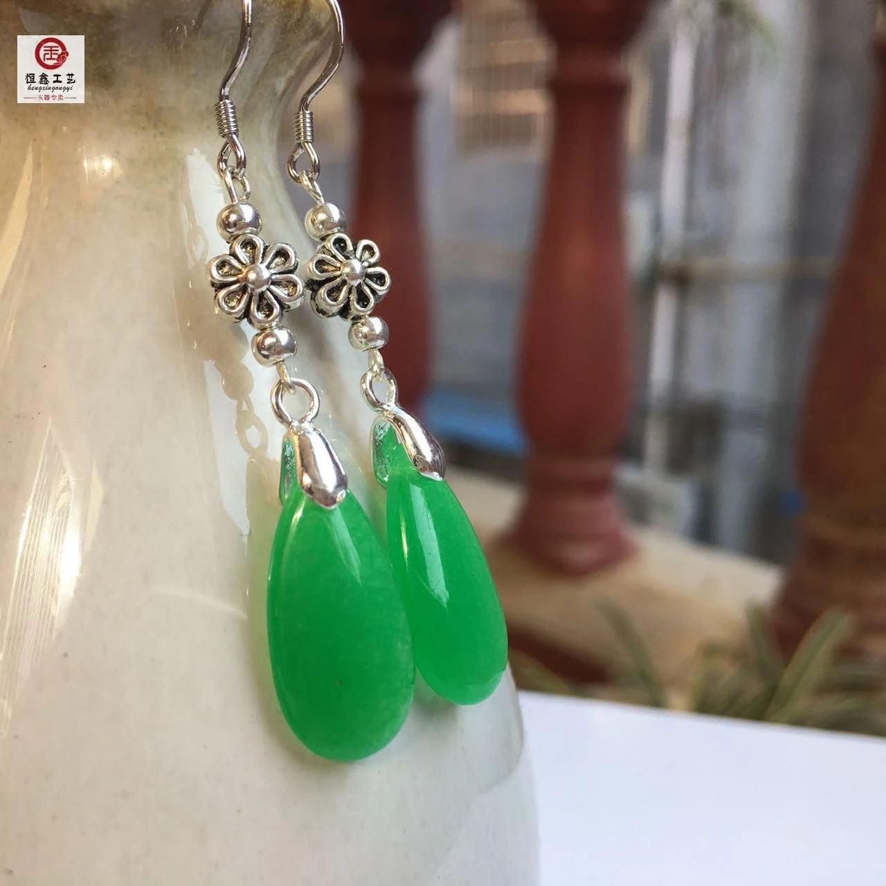 Оригинальные серьги капельки из серебра 925 пробы с натуральным зеленым нефритом