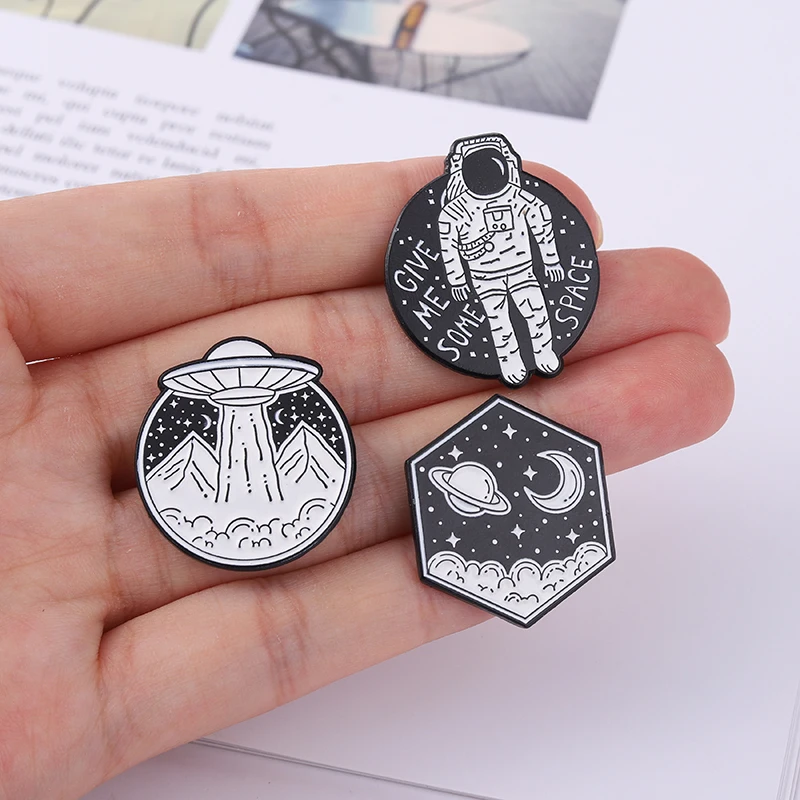 Значок на булавке с эмалью в виде астронавта НЛО | Украшения и аксессуары